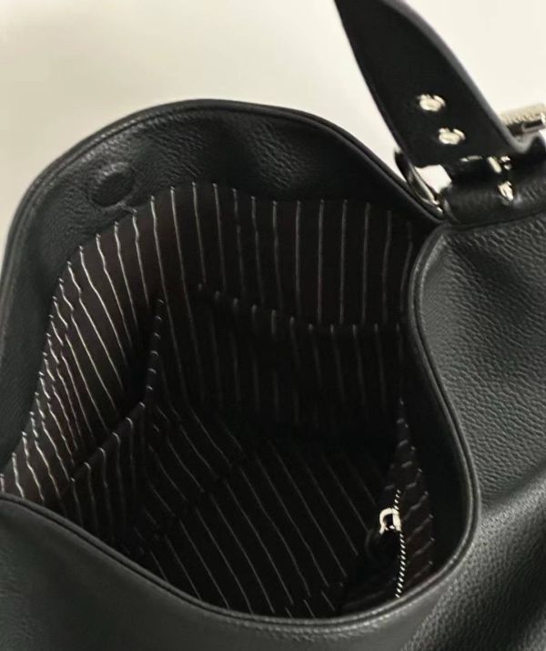 Vivienne Westwood Maxime Large Shoulder Bag 牛皮肩背腋下包(售價已折) Vivienne Westwood Maxime Large Shoulder Bag 牛皮肩背腋下包