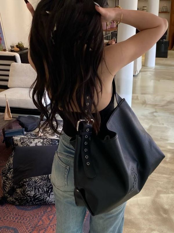 Vivienne Westwood Maxime Large Shoulder Bag 牛皮肩背腋下包(售價已折) Vivienne Westwood Maxime Large Shoulder Bag 牛皮肩背腋下包