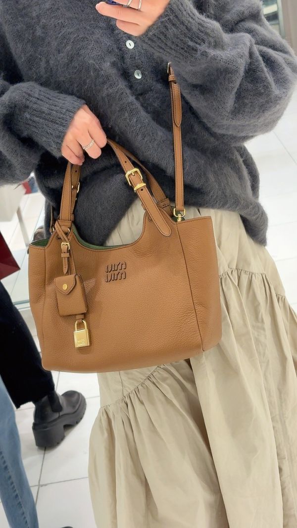 日本 MIUMIU 附鎖吊飾全皮托特包 日本 MIUMIU 附鎖吊飾全皮托特包