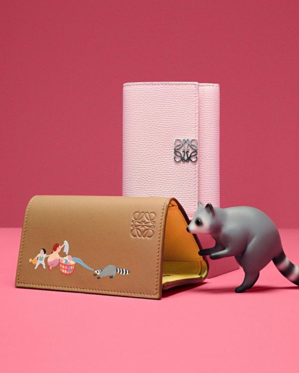 日本LOEWE x Suna Fujita 浣熊豎款小號錢包（納帕小牛皮） 日本LOEWE x Suna Fujita 浣熊豎款小號錢包（納帕小牛皮）