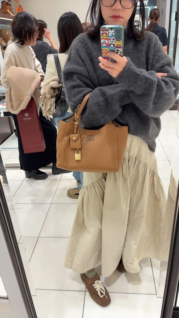 日本 MIUMIU 附鎖吊飾全皮托特包 日本 MIUMIU 附鎖吊飾全皮托特包