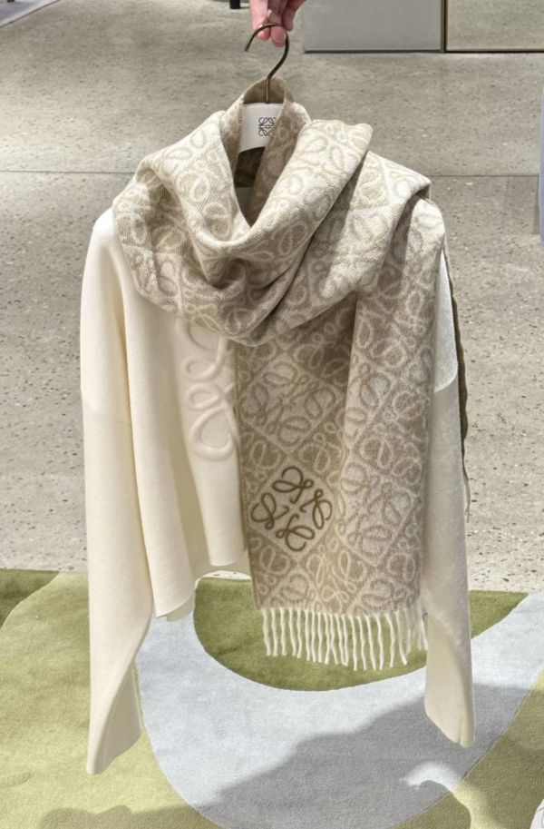 日本LOEWE Anagram浮雕圍巾 日本LOEWE Anagram浮雕圍巾