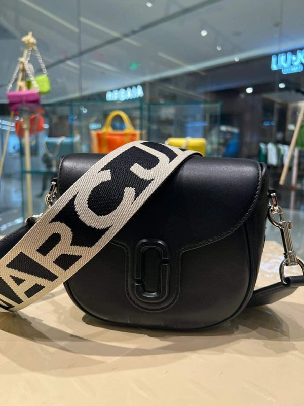 MARC JACOBS 磁扣翻蓋斜背馬鞍包大款 MARC JACOBS 磁扣翻蓋斜背馬鞍包