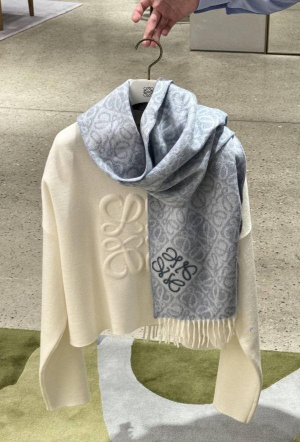 日本LOEWE Anagram浮雕圍巾 日本LOEWE Anagram浮雕圍巾