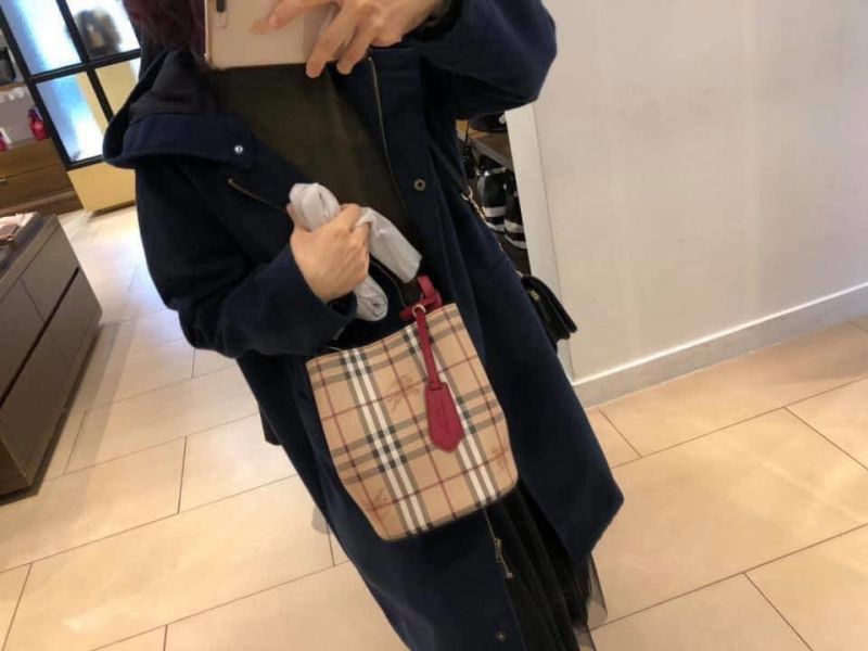 日本代購-特價BURBERRY Haymarket 格紋斜背水桶包(售價已折) BURBERRY ,Haymarket ,格紋,斜背,水桶包