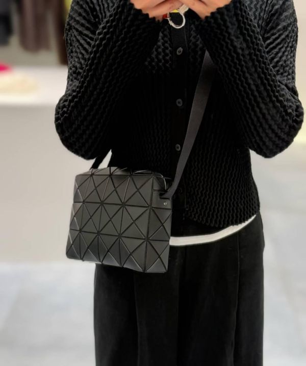 現貨日本三宅一生 BAOBAO CUBOID邱比特斜背包 現貨日本三宅一生 BAOBAO CUBOID邱比特斜背包