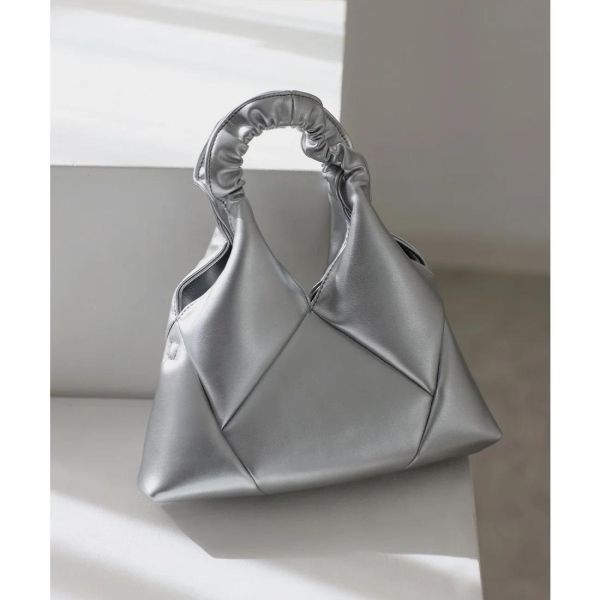 日本 Riberry 褶皺提把菱格紋三角包 日本 Riberry 褶皺提把菱格紋三角包