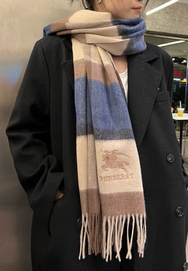 特價BURBERRY戰馬刺繡LOGO羊絨批肩圍巾(售價已折) BURBERRY戰馬刺繡LOGO羊絨批肩圍巾