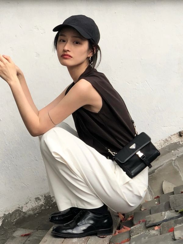 日本 Prada 尼龍迷你郵差包/手機包/小跨包/腰包 日本 Prada 尼龍迷你郵差包/手機包/小跨包/腰包