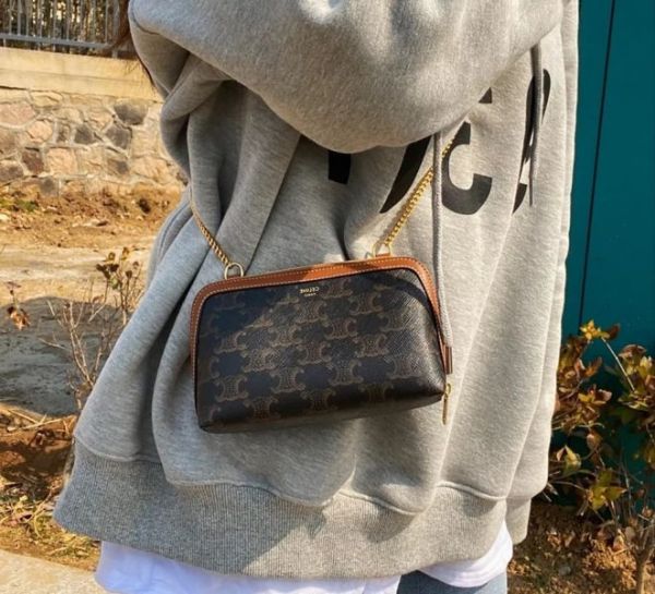 CELINE CLUTCH WITH CHAIN IN TRIOMPHEMPHE CANVAS AND LAMBSKIN 鏈條小包 CELINE CLUTCH WITH CHAIN IN TRIOMPHEMPHE CANVAS AND LAMBSKIN 鏈條小包