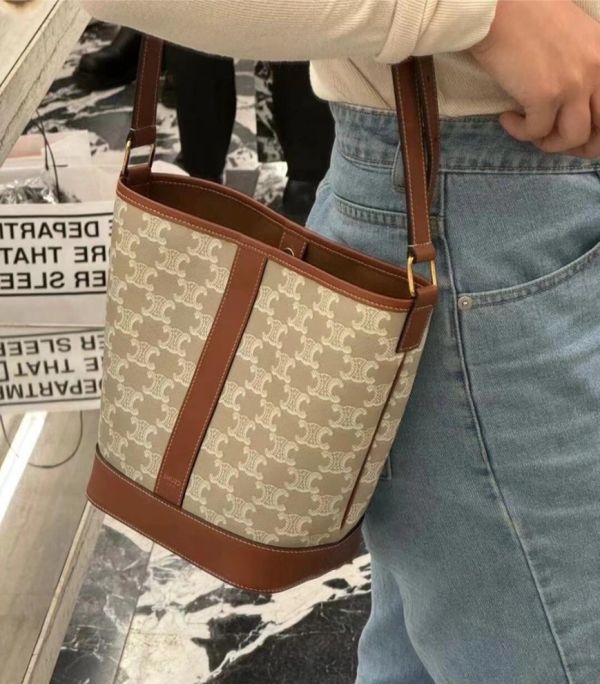 CELINE TRIOMPHE 帆布牛皮飾邊水桶包(售價已折) CELINE TRIOMPHE 帆布牛皮飾邊水桶包