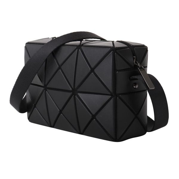 現貨日本三宅一生 BAOBAO CUBOID邱比特斜背包 現貨日本三宅一生 BAOBAO CUBOID邱比特斜背包