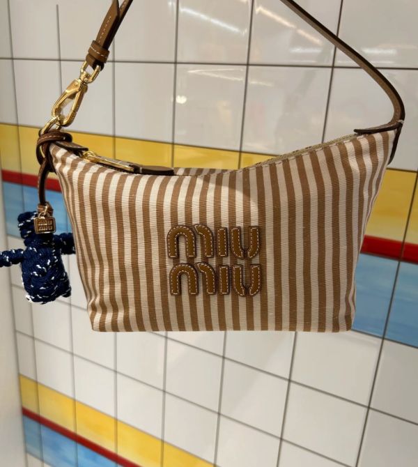 日本 miumiu 條紋肩背腋下包 日本 miumiu 條紋肩背腋下包