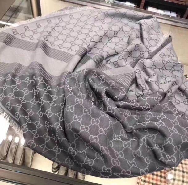 GUCCI 經典GG緹花雙色羊毛混絲大方巾/圍巾140x140深咖(售價已折) GUCCI 經典GG緹花雙色羊毛混絲大方巾/圍巾140x140