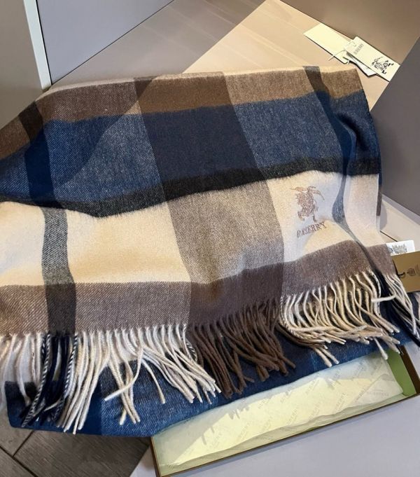 特價BURBERRY戰馬刺繡LOGO羊絨批肩圍巾(售價已折) BURBERRY戰馬刺繡LOGO羊絨批肩圍巾