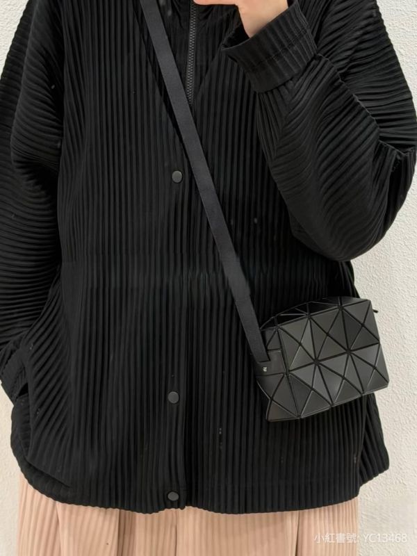 現貨日本三宅一生 BAOBAO CUBOID邱比特斜背包 現貨日本三宅一生 BAOBAO CUBOID邱比特斜背包