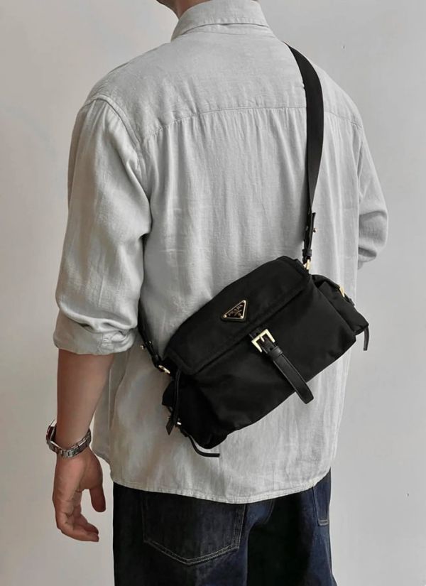 日本PRADA 普拉達 新款郵差黑色包 日本PRADA 普拉達 新款郵差黑色包