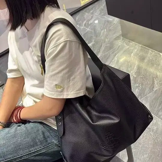 Vivienne Westwood Maxime Large Shoulder Bag 牛皮肩背腋下包(售價已折) Vivienne Westwood Maxime Large Shoulder Bag 牛皮肩背腋下包