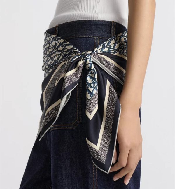 日本DIOR Diortwin 90 雙面撞色時尚絲巾 日本DIOR Diortwin 90 雙面撞色時尚絲巾