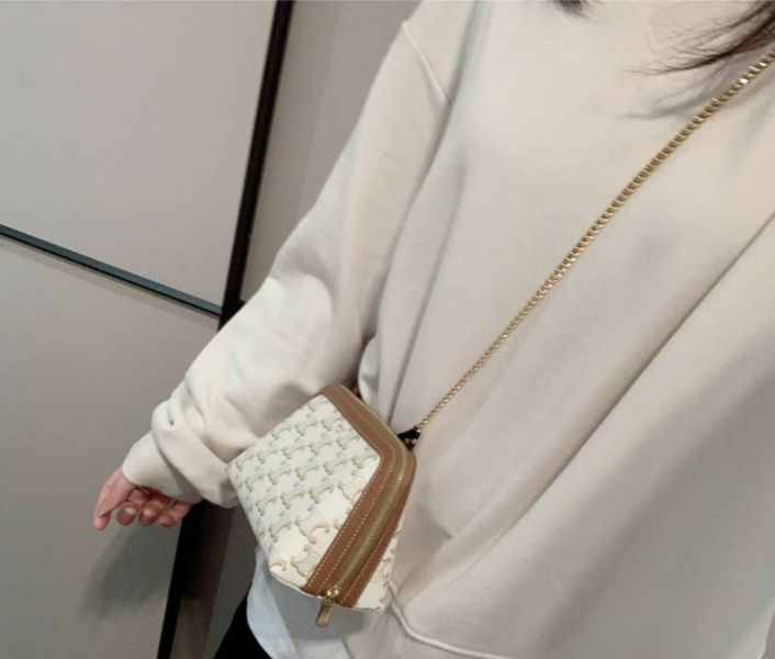 CELINE CLUTCH WITH CHAIN IN TRIOMPHEMPHE CANVAS AND LAMBSKIN 鏈條小包 CELINE CLUTCH WITH CHAIN IN TRIOMPHEMPHE CANVAS AND LAMBSKIN 鏈條小包