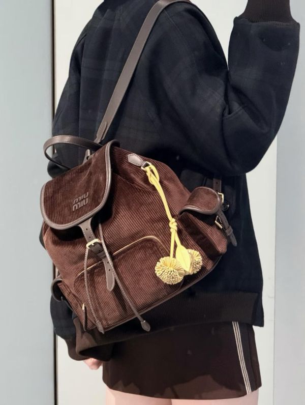 日本  MIU MIU 25FW秋冬最新 秀場款燈芯絨後背包 日本  MIU MIU 25FW秋冬最新 秀場款燈芯絨後背包