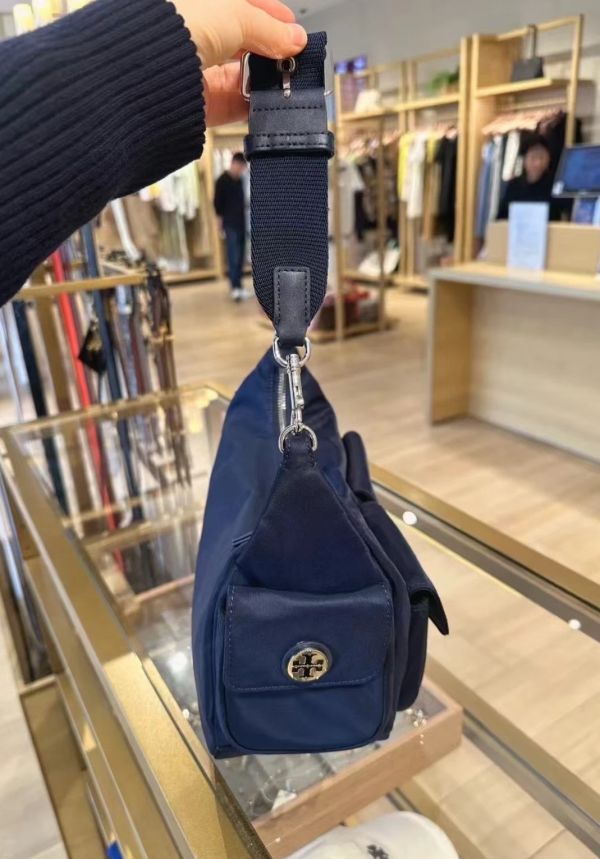 Tory Burch 尼龍側邊口袋款單肩包/半月包 附兩條背帶 日本 Tory Burch 尼龍側邊口袋款單肩包/半月包 附兩條背帶