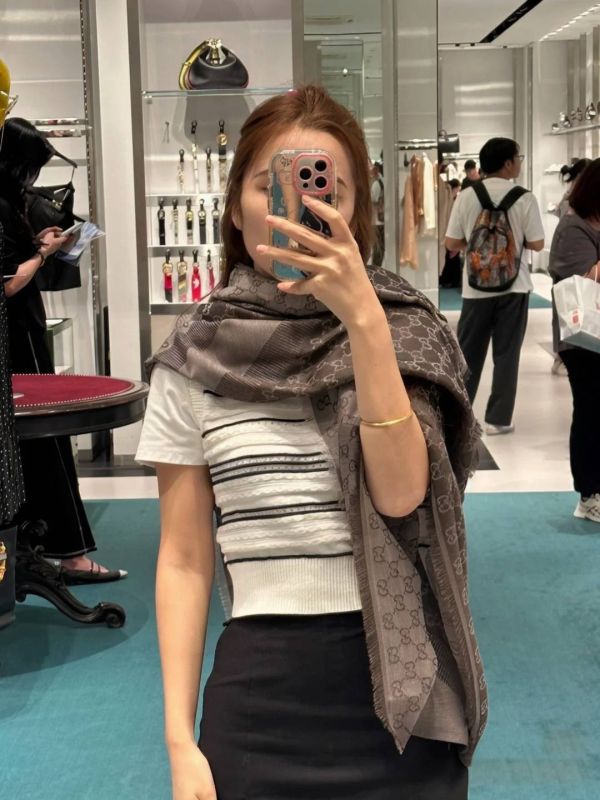 GUCCI 經典GG緹花雙色羊毛混絲大方巾/圍巾140x140深咖(售價已折) GUCCI 經典GG緹花雙色羊毛混絲大方巾/圍巾140x140