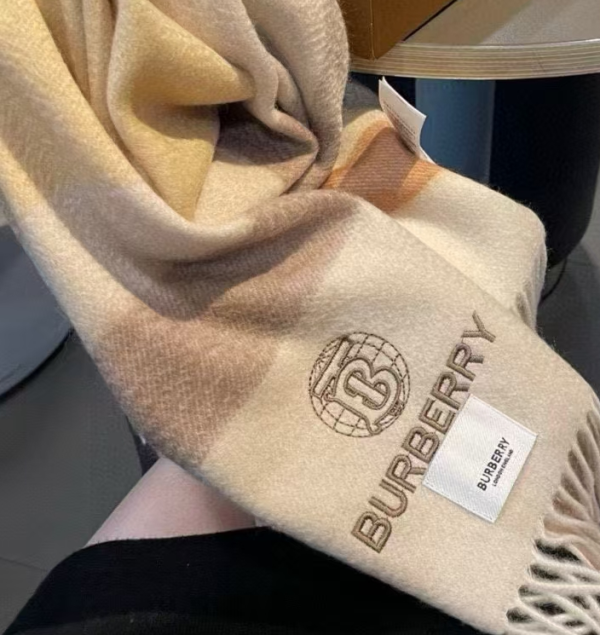 特價BURBERRY 刺繡LOGO羊絨長版圍巾(售價已折) 日本代購,BURBERRY,圍巾