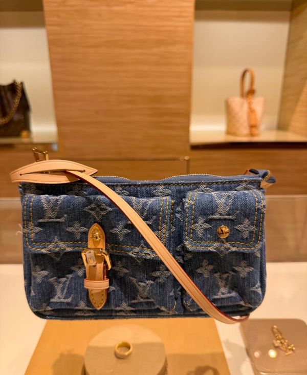 日本 LOUIS VUITTON LV M27602 Pochette Accessoire Cargo包包 日本 LOUIS VUITTON LV M27602 Pochette Accessoire Cargo包包