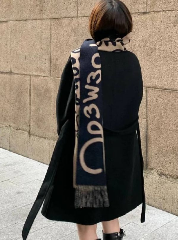 斷貨款 LOEWE雙面塗鴉羊毛圍巾(售價已折) 斷貨款 LOEWE雙面塗鴉羊毛圍巾