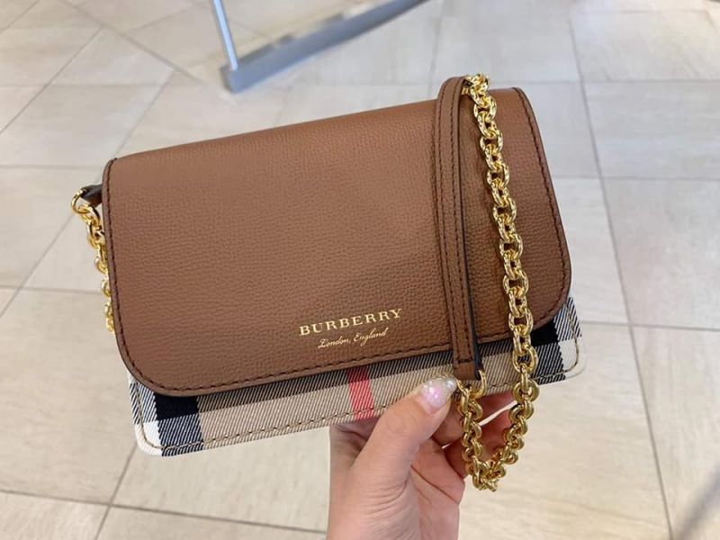 特價BURBERRY經典格紋金鍊背帶包(售價已折) 日本代購,BURBERRY,肩背包