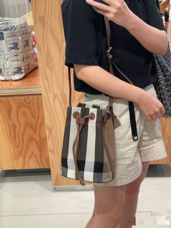 日本 BURBERRY 經典格紋水桶包 日本 BURBERRY 經典格紋水桶包