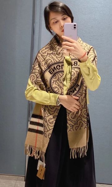 BURBERRY 100% cashmere雙面圍巾批肩(售價已折) BURBERRY 100% cashmere雙面圍巾批肩