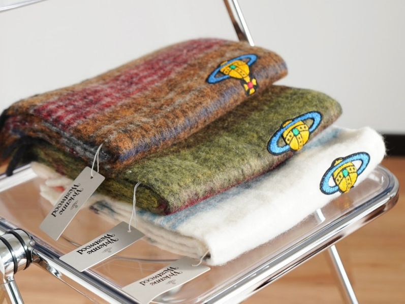 日本Vivienne Westwood 撞色條紋圍巾 日本Vivienne Westwood 撞色條紋圍巾