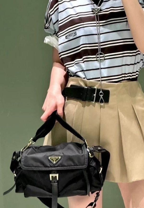 日本PRADA 普拉達 新款郵差黑色包 日本PRADA 普拉達 新款郵差黑色包