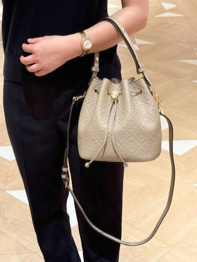 Tory Burch T Monogram Leather Bucket Bag牛皮水桶包(售價已折) Tory Burch T Monogram Leather Bucket Bag牛皮水桶包
