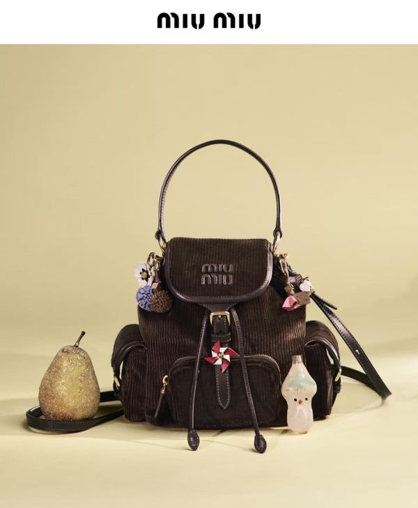 日本  MIU MIU 25FW秋冬最新 秀場款燈芯絨後背包 日本  MIU MIU 25FW秋冬最新 秀場款燈芯絨後背包