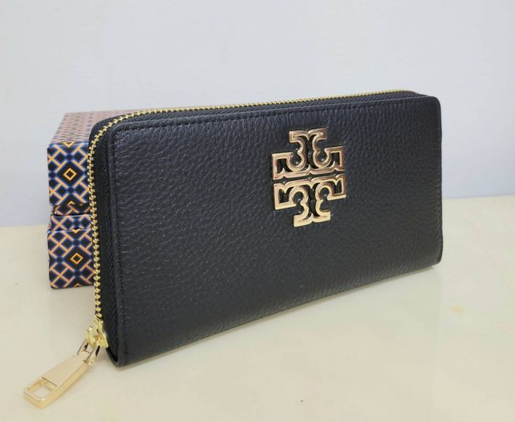 TORY BURCH KIRA雙T金屬大LOGO荔枝皮ㄇ型拉鍊長夾-黑色 TORY BURCH KIRA雙T金屬大LOGO荔枝皮革拉鍊長夾