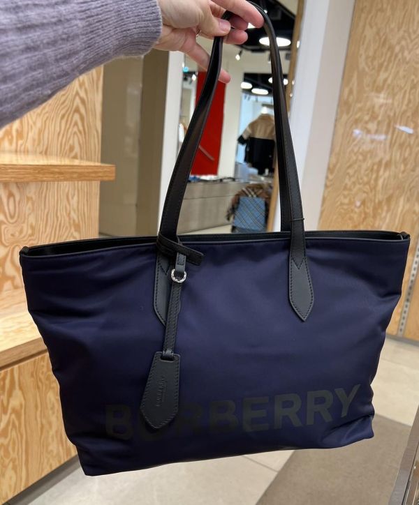 特價Burberry Outlet輕便簡約尼龍托特包(售價已折) Burberry Outlet輕便簡約尼龍托特包