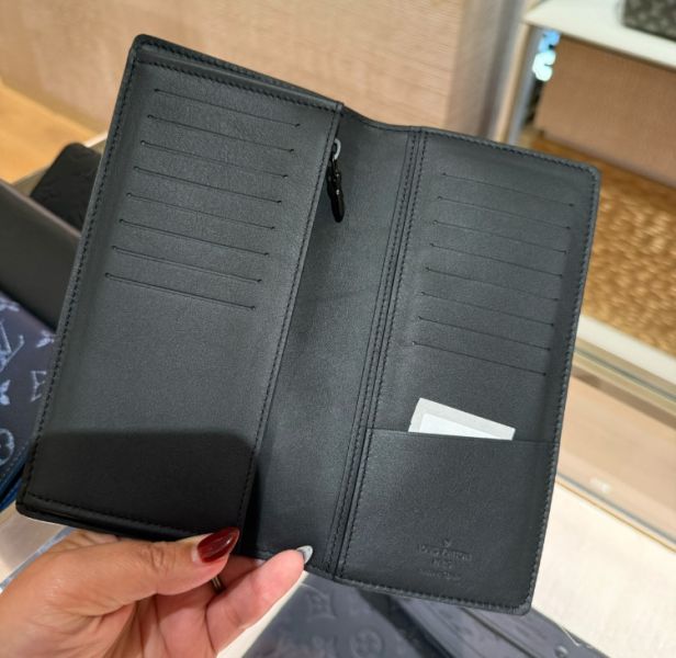 日本 LOUIS VUITTON 路易威登 M62900 Brazza 小牛皮烙印LOGO對開長夾.黑 日本 LOUIS VUITTON 路易威登 M62900 Brazza 小牛皮烙印LOGO對開長夾.黑