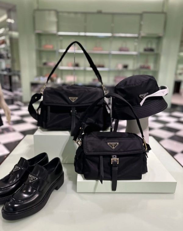 日本PRADA 普拉達 新款郵差包 日本PRADA 普拉達 新款郵差包