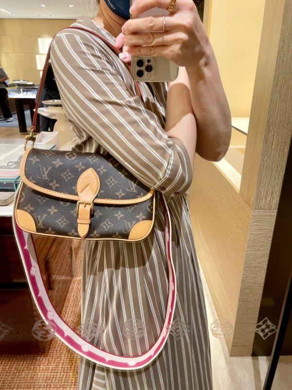 LOUIS VUITTON LV M46049  DIANE肩背包 LOUIS VUITTON LV M46049  DIANE肩背包