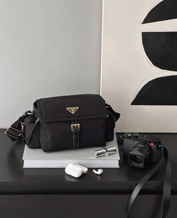 日本PRADA 普拉達 新款郵差黑色包 日本PRADA 普拉達 新款郵差黑色包