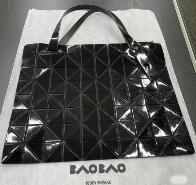 現貨日本三宅一生 BAOBAO CARTON 亮面8x10手提肩背包 日本三宅一生 BAOBAO CARTON 亮面8x10手提肩背包