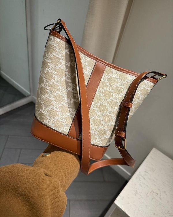 CELINE TRIOMPHE 帆布牛皮飾邊水桶包(售價已折) CELINE TRIOMPHE 帆布牛皮飾邊水桶包