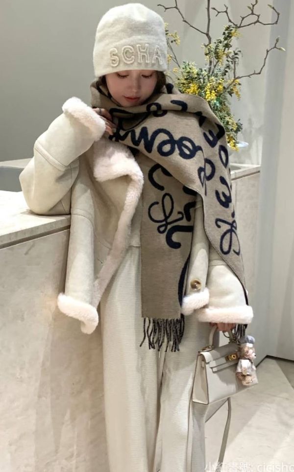 斷貨款 LOEWE雙面塗鴉羊毛圍巾(售價已折) 斷貨款 LOEWE雙面塗鴉羊毛圍巾