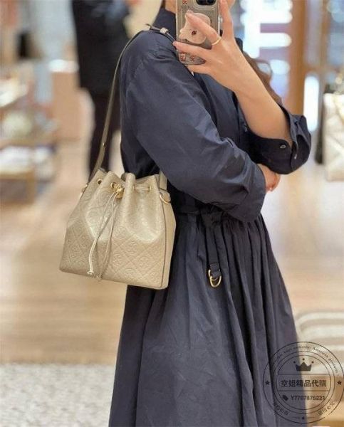 Tory Burch T Monogram Leather Bucket Bag牛皮水桶包(售價已折) Tory Burch T Monogram Leather Bucket Bag牛皮水桶包