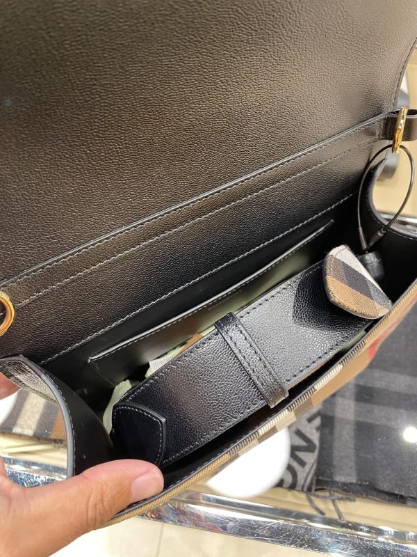 日本 BURBERRY 經典格紋翻蓋肩背包 日本 BURBERRY 經典格紋翻蓋肩背包