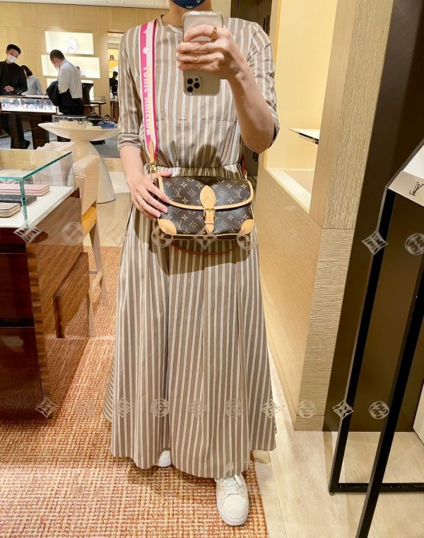 LOUIS VUITTON LV M46049  DIANE肩背包 LOUIS VUITTON LV M46049  DIANE肩背包