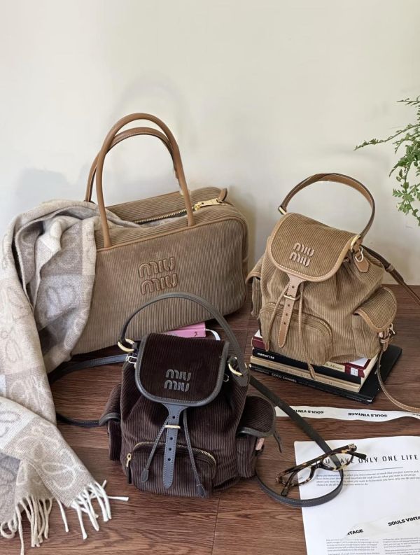 日本  MIU MIU 25FW秋冬最新 秀場款燈芯絨後背包 日本  MIU MIU 25FW秋冬最新 秀場款燈芯絨後背包